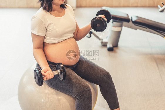 孕妇在瑜伽室锻炼图片