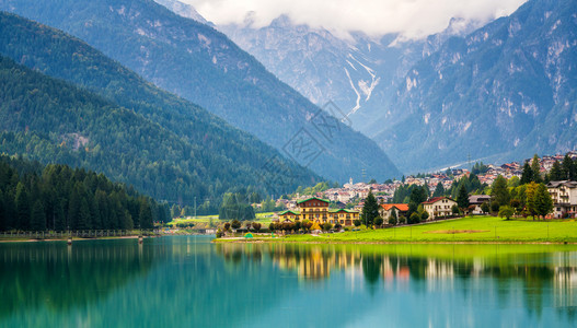 美丽的湖边山村风景图片