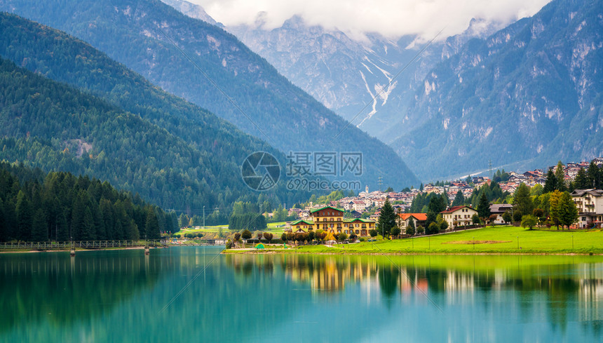 美丽的湖边山村风景图片