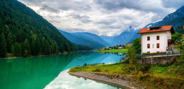 美丽的湖边山村风景图片