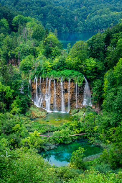 克罗亚塔卡公园的克罗卡河边瀑布景观图片