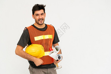 年轻帅男建筑工人站在白色背景上土木工程概念图片