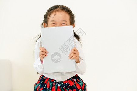 拿平板的小朋友图片_拿平板的小朋友素材_拿平板的小朋友高清图片_摄