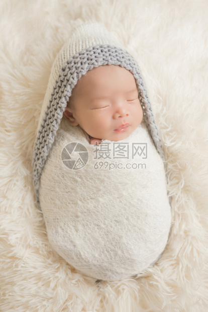 ‘~可爱的新生儿睡在舒适的房间里可爱快乐婴儿肖像睡在床上温柔地关注婴儿的眼睛新生保育概念  ~’ 的图片