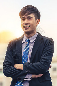 年轻自信的亚洲商人图片