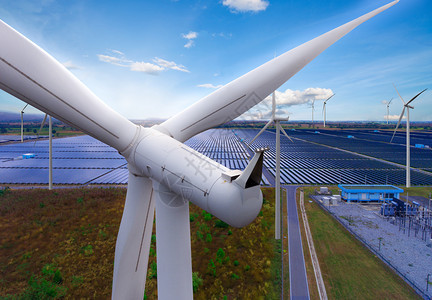 太阳能电池板光伏和风力涡轮机农业发电在自然景观中生产可再绿色能源是友好型工业背景图片