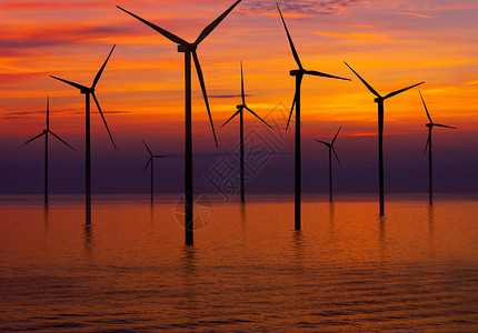 日落下的风力涡轮机图片