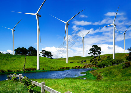 在美丽的自然景观中生产可再绿色能源的风力涡轮机农业发电对环境有利可持续发展技术的概念图片
