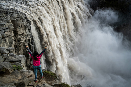 女游客观赏瓦特纳霍库尔公园最强大的瀑布图片