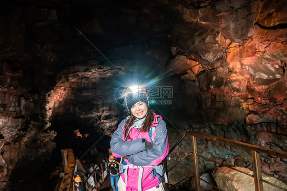 在熔岩隧道探索的旅行爱好者图片