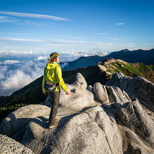 登上阿尔卑斯山的徒步旅行者图片