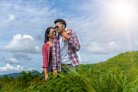情侣在草坪上拥抱图片