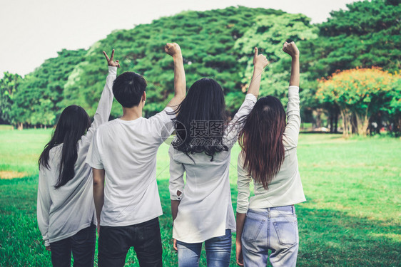 学生在校园举手庆祝图片