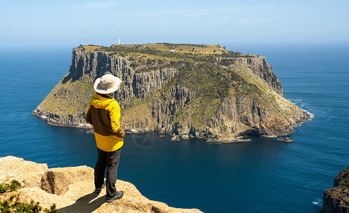 游客在塔斯曼半岛公园海岸悬崖上徒步旅行图片