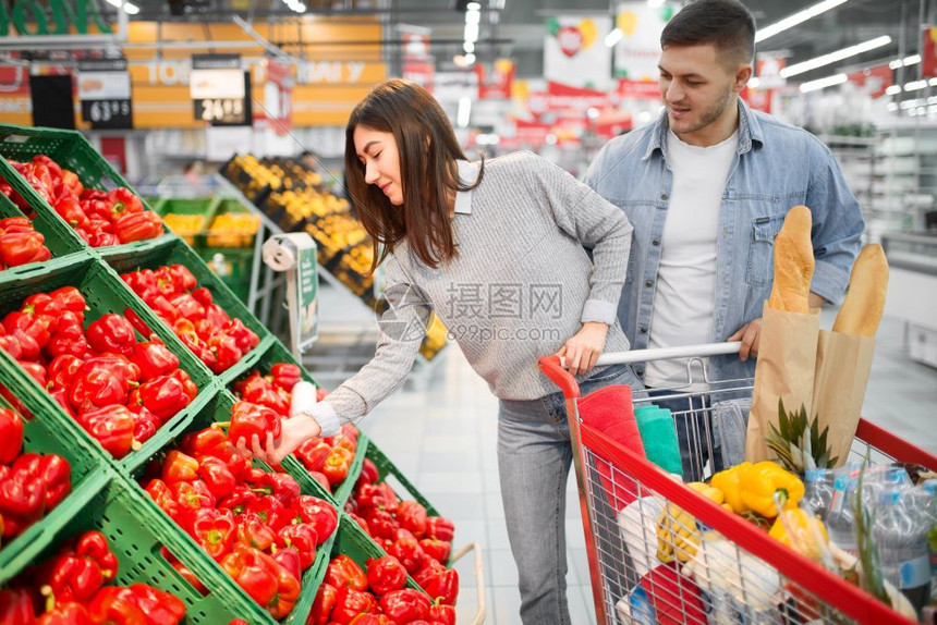 在超市购物的夫妇图片