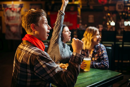足球迷年轻朋友在酒吧看比赛图片