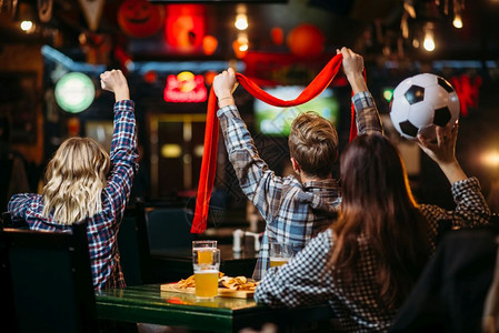 足球迷年轻朋友在酒吧看比赛图片