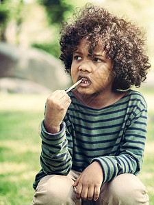 非洲儿童在公园里吃零食图片