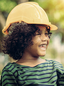 快乐的小工程师戴着黄色安全头盔图片