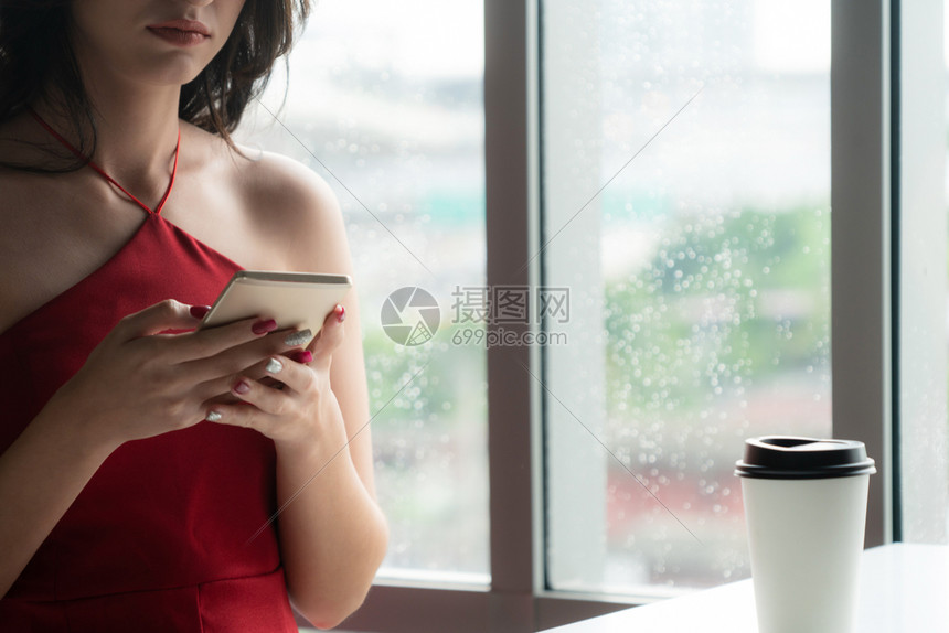 女人在咖啡店里用手机沟通图片