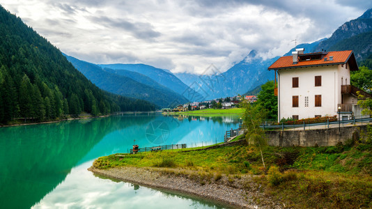 美丽的山村风景图片