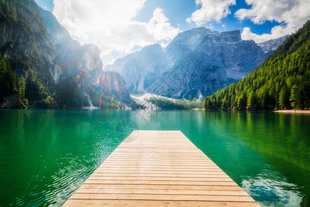 意大利东多洛米特湖泊和森林美丽景观图片