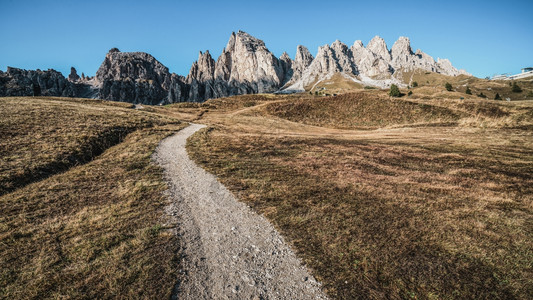在意大利多洛米山的土路和徒步小径上在波尔扎诺南特罗西北多洛米特意大利的波尔扎诺山脊脉前面图片