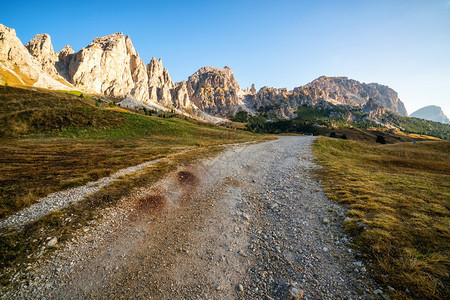 在意大利多洛米山的土路和徒步小径上在波尔扎诺南特罗西北多洛米特意大利的波尔扎诺山脊脉前面背景图片