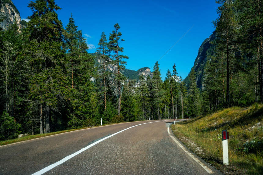 在意大利多洛米山的高速公路上拍摄图片