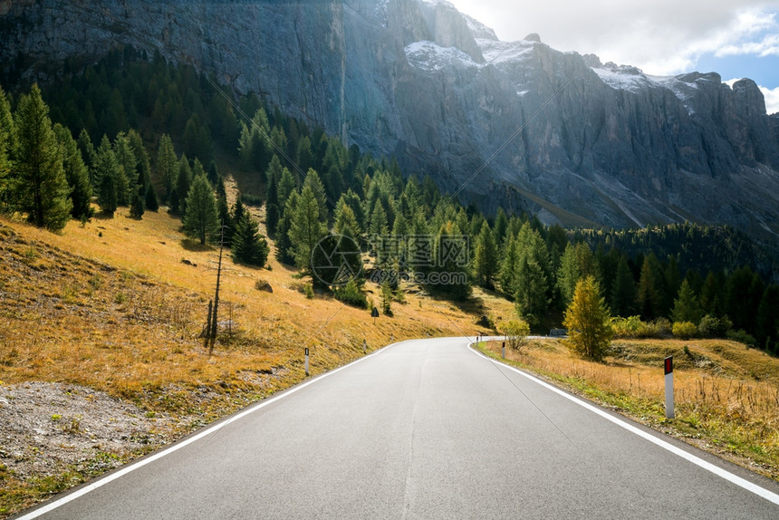 意大利多洛米山群美丽的山地道路图片