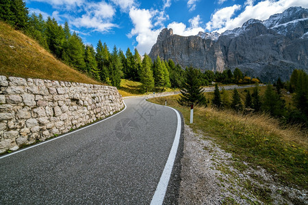 在意大利多洛米山的高速公路上拍摄图片