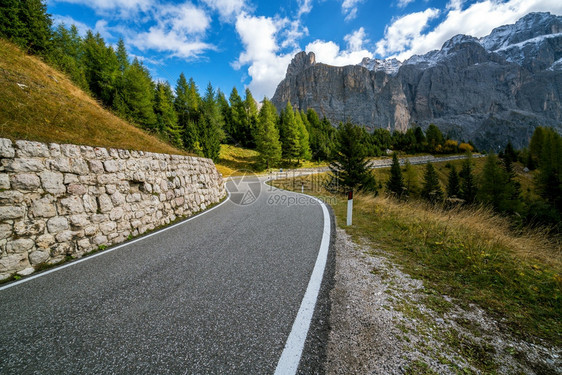 在意大利多洛米山的高速公路上拍摄图片