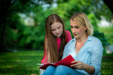 妈妈和女儿在公园看书图片