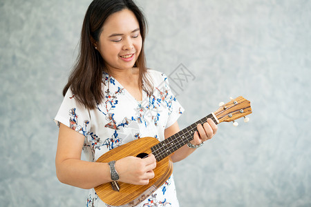 女音乐家在演唱室弹吉他图片