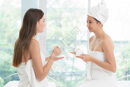 2名妇女在豪华日间温泉里喝茶图片