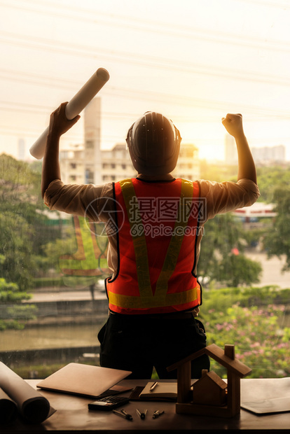 年轻男子建筑师或工程在办公桌场所进行内部设计房地产业务和土木工程概念图片