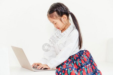 小女孩用笔记本电脑打字学习图片