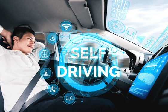 年轻男子坐在自动驾驶汽车中感受人工智能的便捷图片