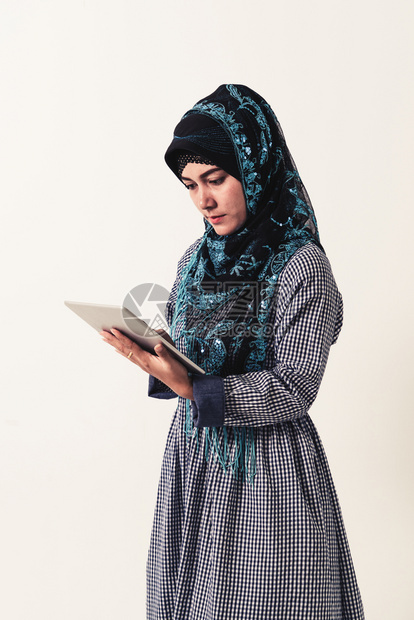 阿拉伯女穿传统服装图片