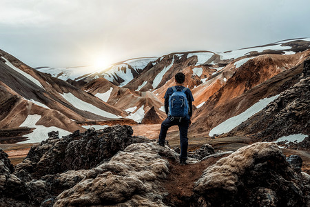 在高地冰原挪威欧洲高原的超现实自然景观上旅行美丽的多彩雪山地形以夏季探险和户外散步闻名图片