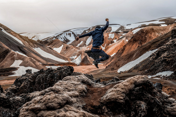 在高地冰原挪威欧洲高原的超现实自然景观上旅行美丽的多彩雪山地形以夏季探险和户外散步闻名图片