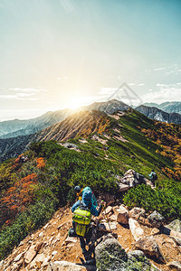 在日本阿尔卑斯山上的徒步旅行者图片