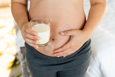 孕妇手拿牛奶背景图片