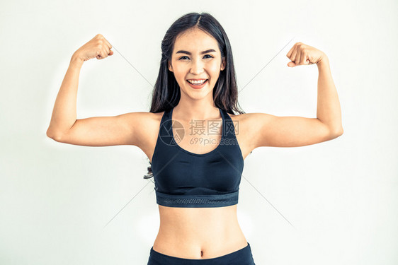 健身房中坚强自信的亚洲妇女图片