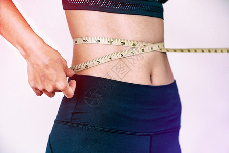 妇女测量腰围图片