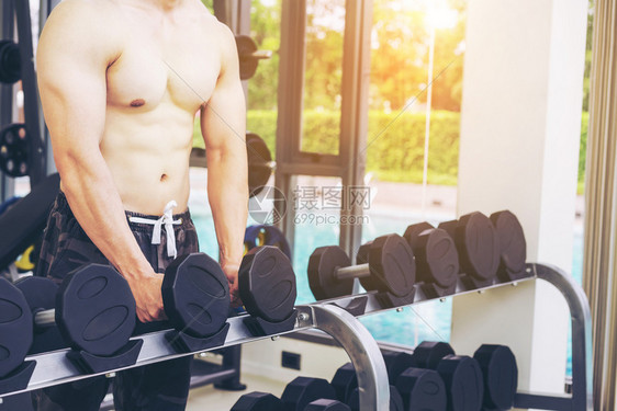 在健身房锻炼的男子图片