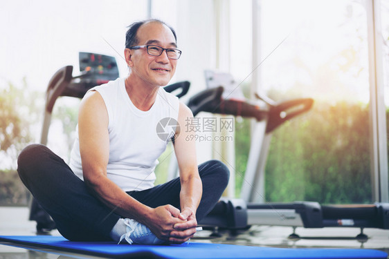 老年男子在健身中心图片