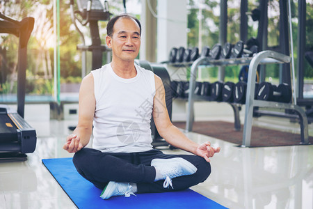 老年男子在健身房练瑜伽图片