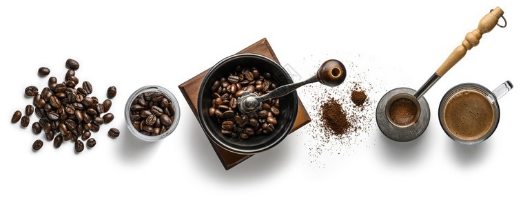 白色背景中咖啡研磨过程顶部视图图片