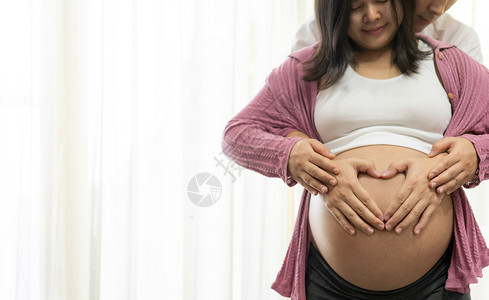 丈夫照顾怀孕在家的孕妇图片